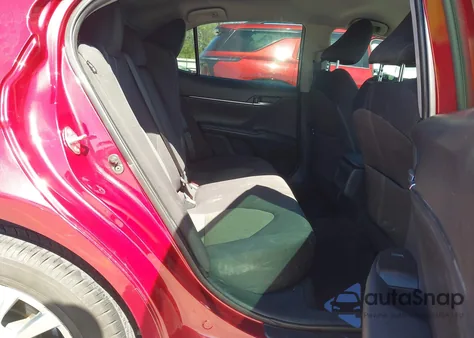 2021 Toyota Camry Le z USA, uszkodzony, nr VIN 4T1C11AK0MU459779